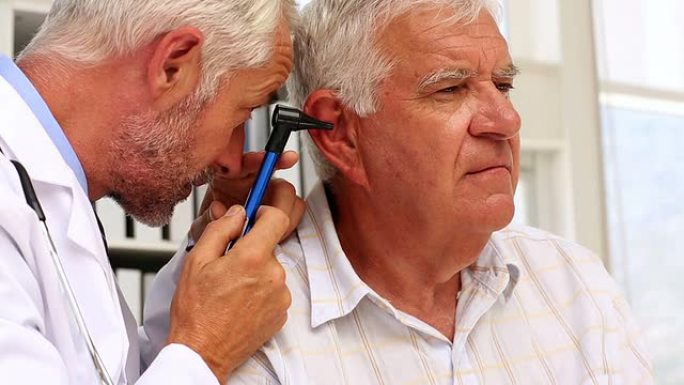 医生检查他的病人的耳朵