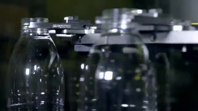 空塑料瓶在机器中旋转，准备使用