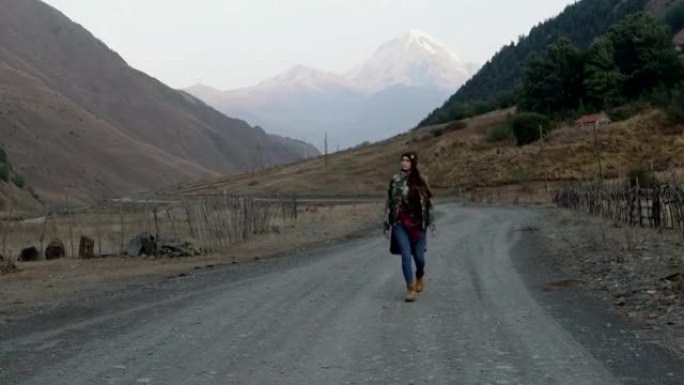 山地冒险。年轻女子旅行