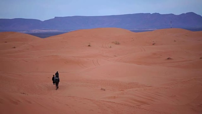 沙漠商队。骑在骆驼上