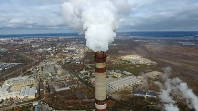 工业管道向大气排放。用无人机击打的烟囱管。空中，特写