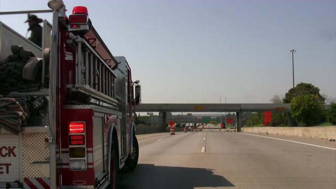 消防员，消防车在紧急现场。救援任务，高速公路事故。
