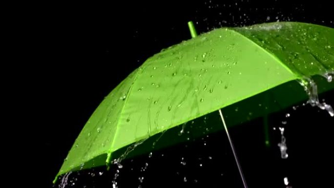 雨落在绿伞上