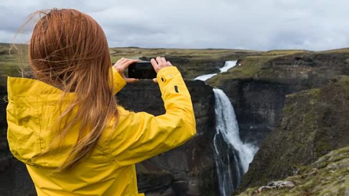 拍摄冰岛自然地标的游客