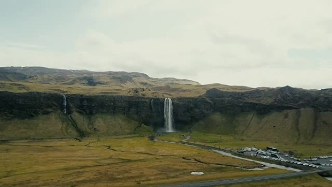 直升机接近冰岛强大的瀑布Seljalandsfoss。著名的旅游胜地，景色迷人