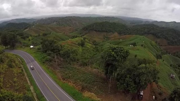 鸟瞰图-山上蜿蜒的道路上的汽车。泰国。