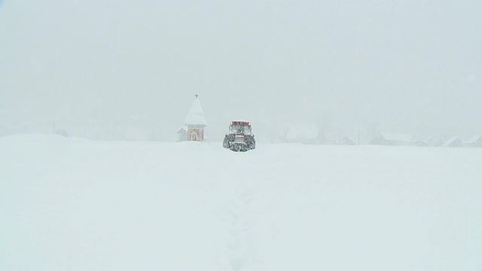 HD：降雪中的拖拉机