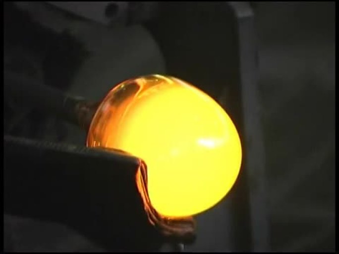 吹玻璃：热液球在铸铁模具中旋转