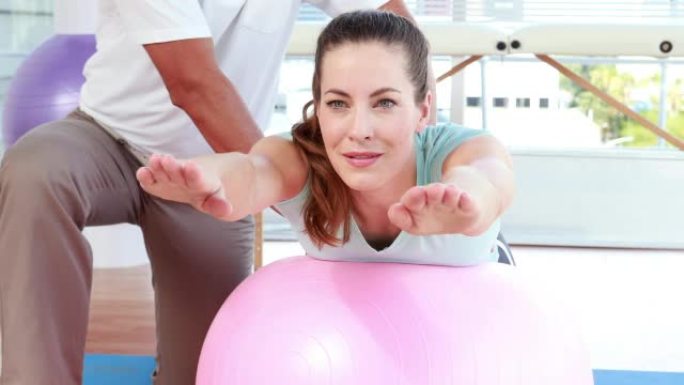 物理治疗师与患者一起使用健身球