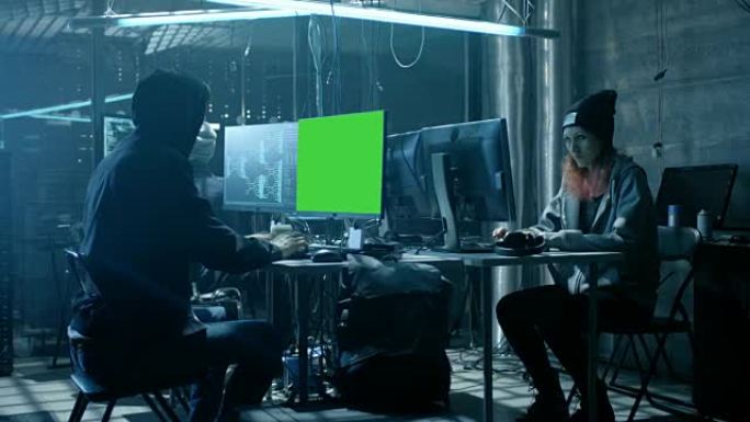 国际通缉的青少年黑客团队与绿屏模拟显示感染服务器和基础设施与病毒。他们的藏身处是黑暗的，霓虹灯点亮，