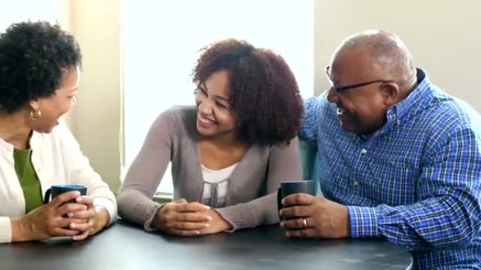 年轻的非裔美国妇女与父母交谈