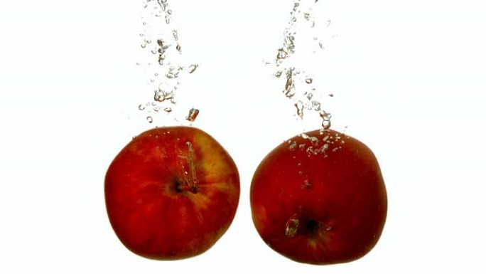 红色苹果在白色背景上陷入水中