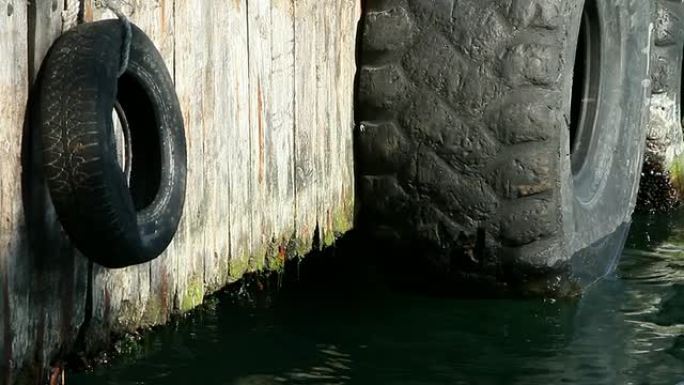 海港上的旧轮胎海港上的旧轮胎