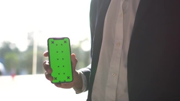 商人显示带有绿色屏幕的智能I手机