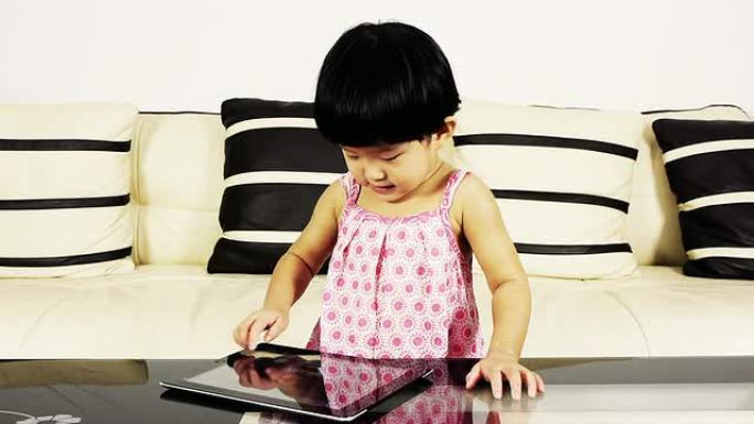 一个小女孩在玩一个小女孩在玩平板电脑