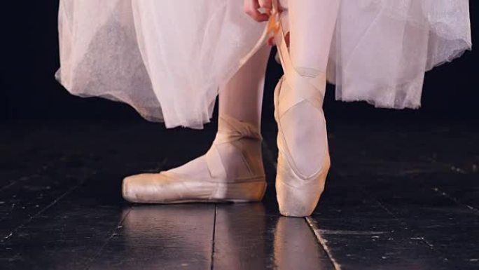 芭蕾舞鞋的特写镜头被绑起来了。
