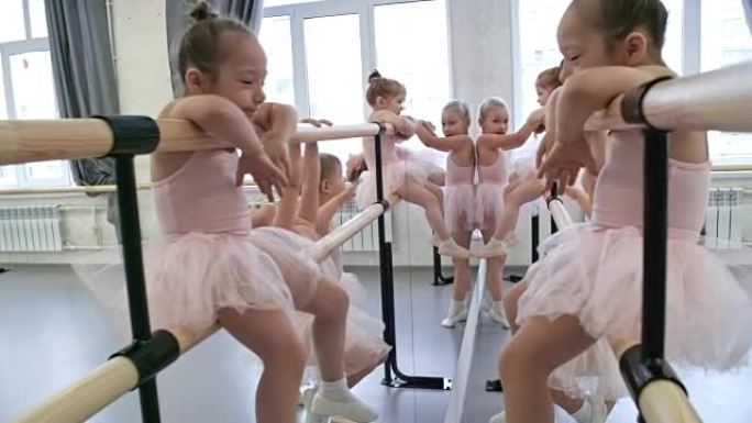 小芭蕾舞演员照镜子