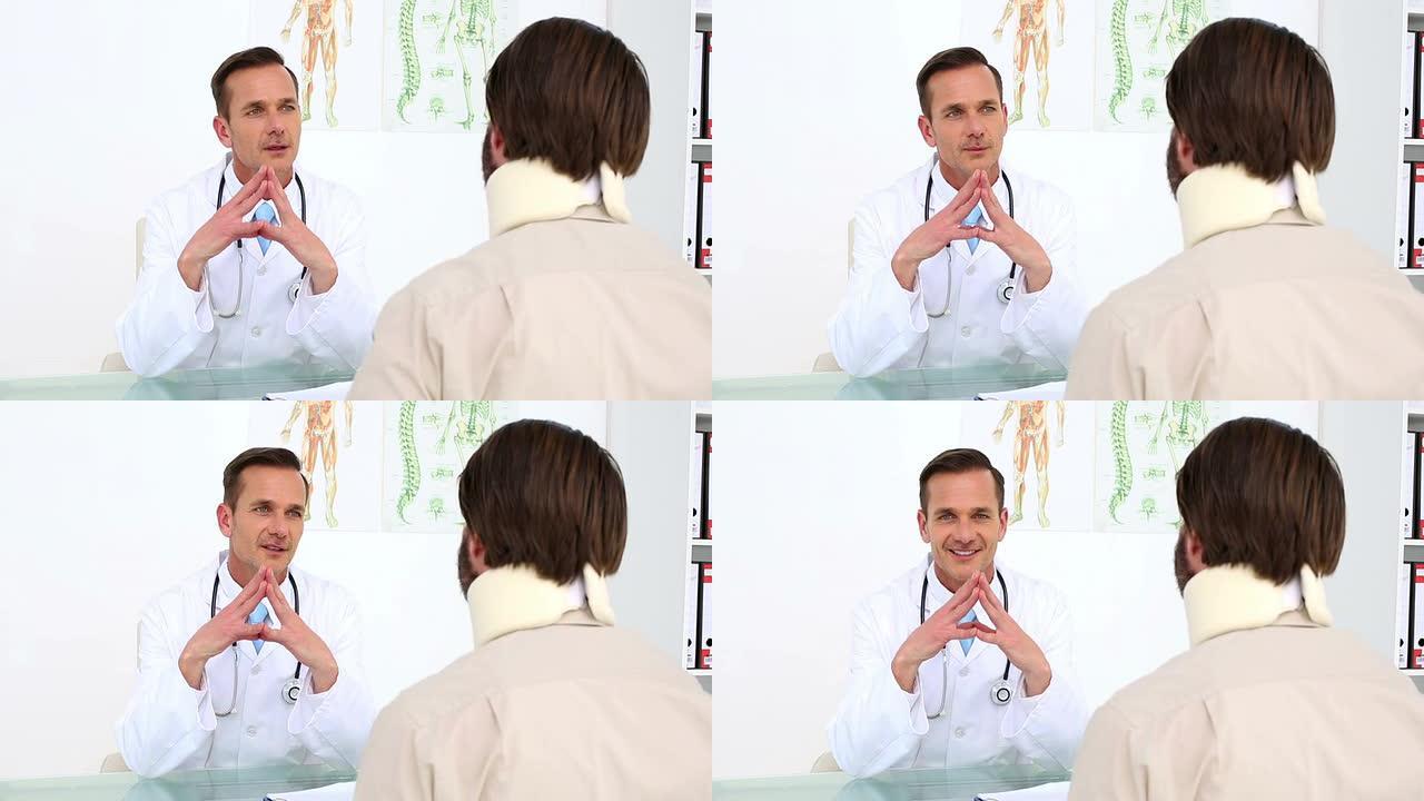 医生用颈托和他的病人说话