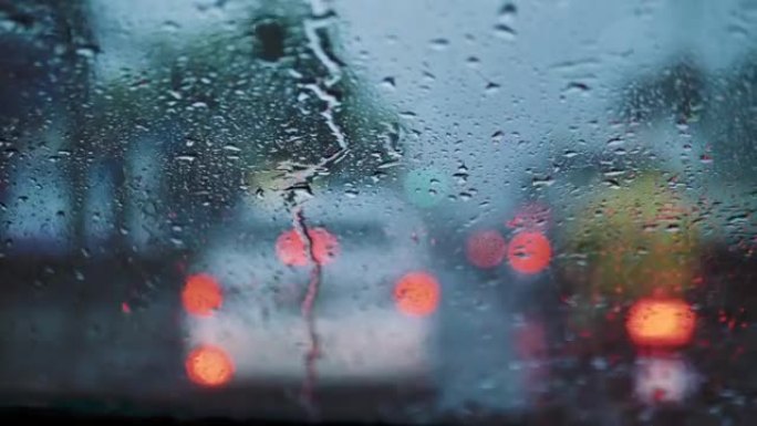 在雨中驾驶汽车