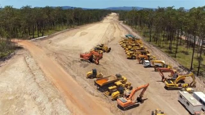 空中: 在砾石路面和建筑机械上方飞行