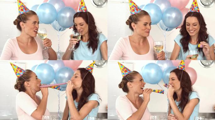 妇女在庆祝生日时叮叮当作响的香槟长笛