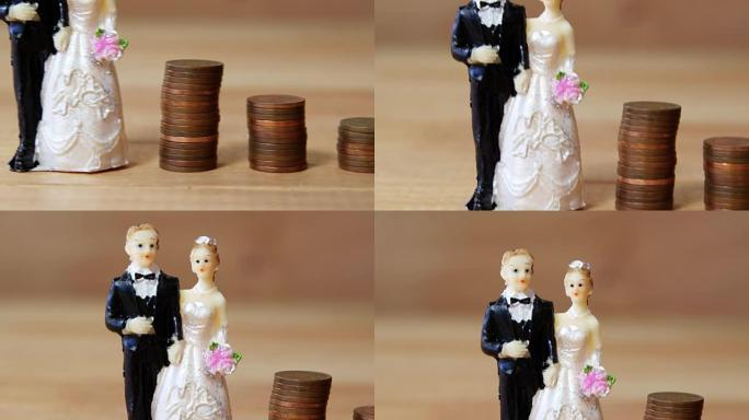 微型新娘夫妇站在一堆硬币旁边