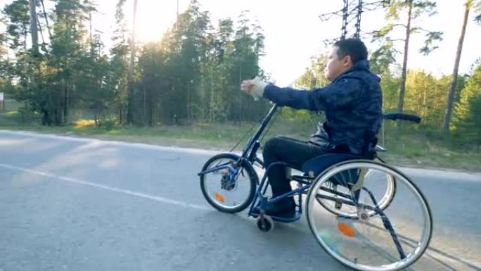 残疾人骑轮椅自行车，侧视图。