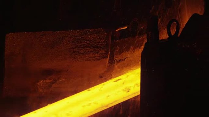 重工业机器加工熔化燃烧热金属棒。