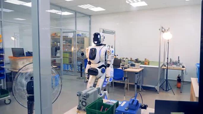 微笑的机器人正在实验室里移动头部和身体
