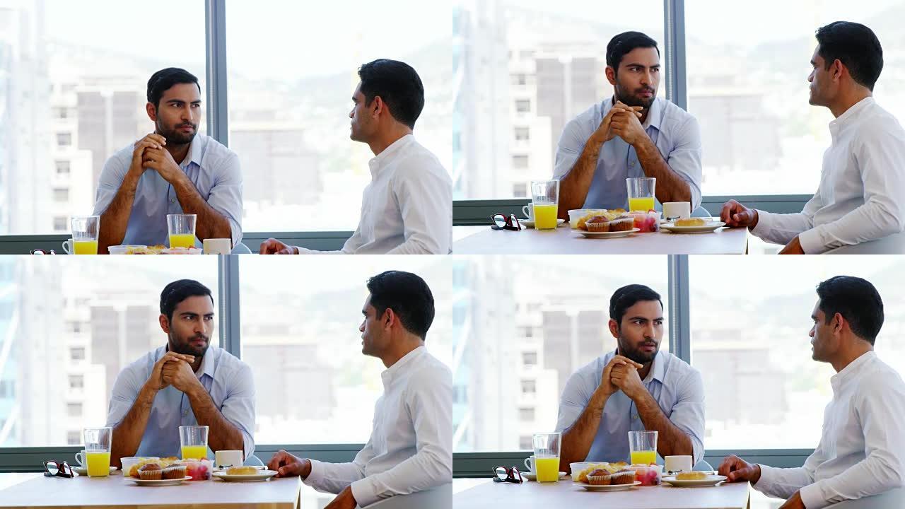商务同事在吃早餐时相互交流