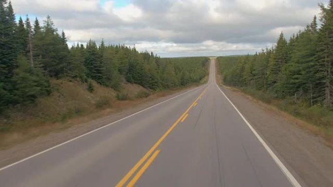 POV: 在空旷的州际公路上行驶，穿过加拿大茂密的北方森林