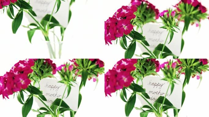 一束粉色玫瑰，花瓶里有母亲节快乐标签