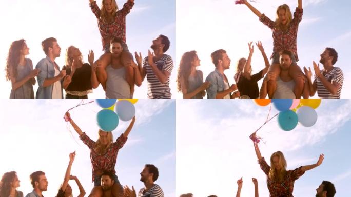 一群朋友正在用气球享受假期