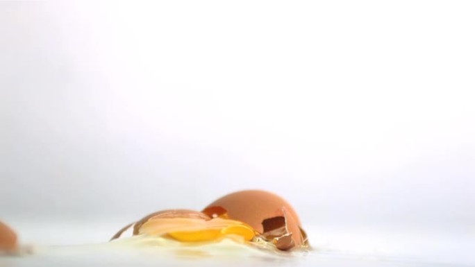 鸡蛋在白色表面上破裂