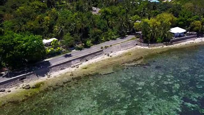 鸟瞰图飞越令人惊叹的沙滩，游客在菲律宾宿务奥斯洛布附近的苏米隆岛海滩美丽清澈的海水中游泳。