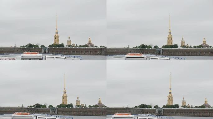 圣彼得堡的城市景观。从河边公共汽车在码头附近左转的彼得和保罗堡垒的景色，缓慢的莫