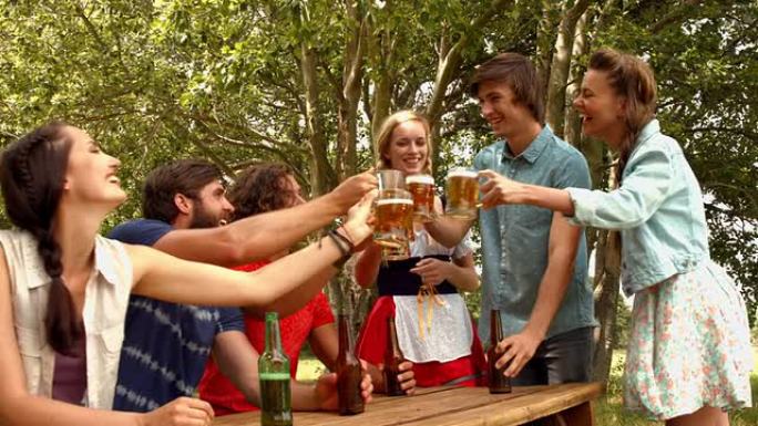 高质量格式的朋友团体庆祝啤酒节