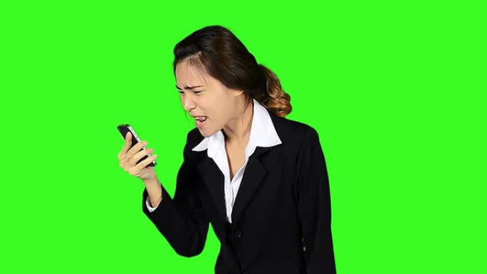 绿色屏幕背景下的商务女性在电话中争吵