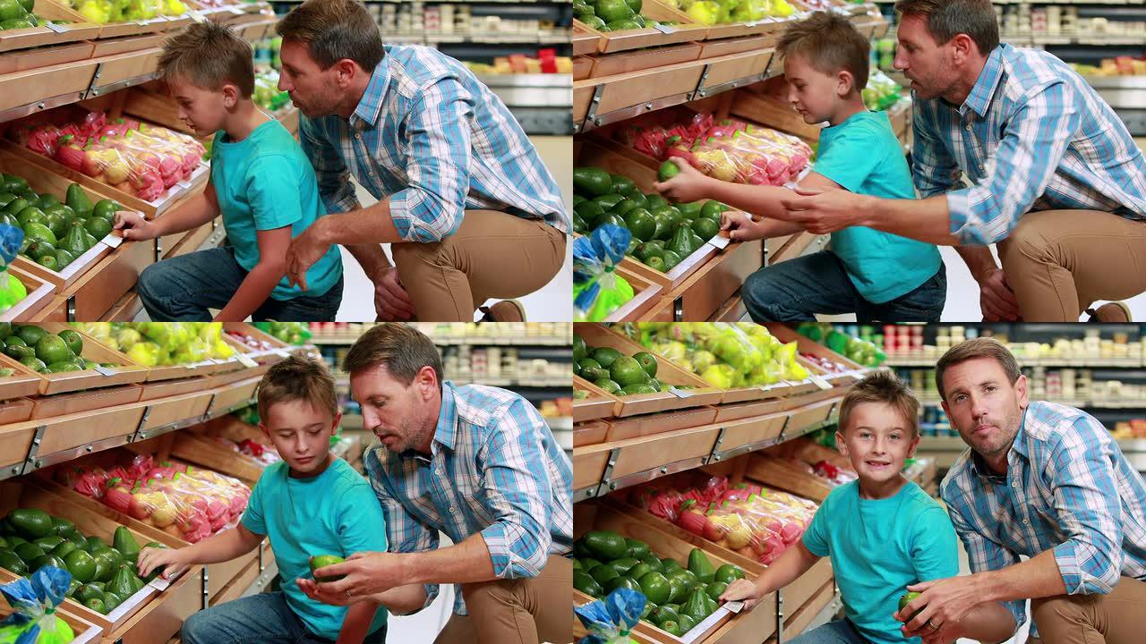 父亲和儿子在超市里挑选胡椒
