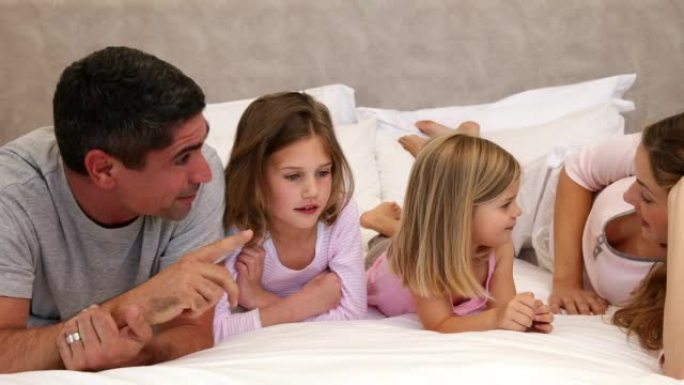 父母和女儿躺在床上聊天