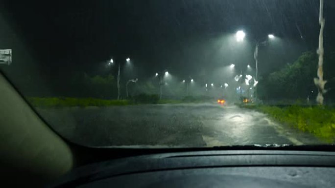 大雨，从车窗看