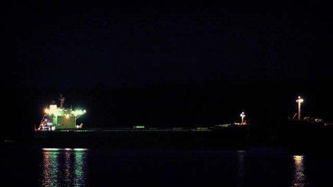 夜间在海湾的油轮
