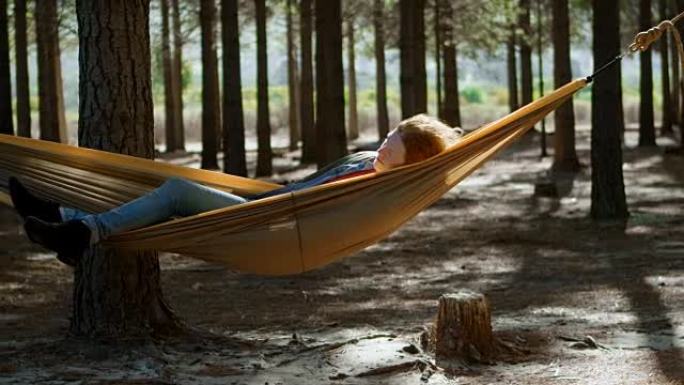 女人睡在森林的吊床4k
