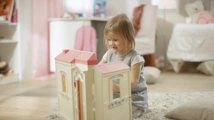 快乐的小女孩跑向娃娃屋，开始玩它。