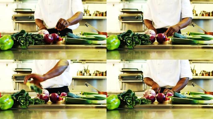 厨师在商用厨房切蔬菜