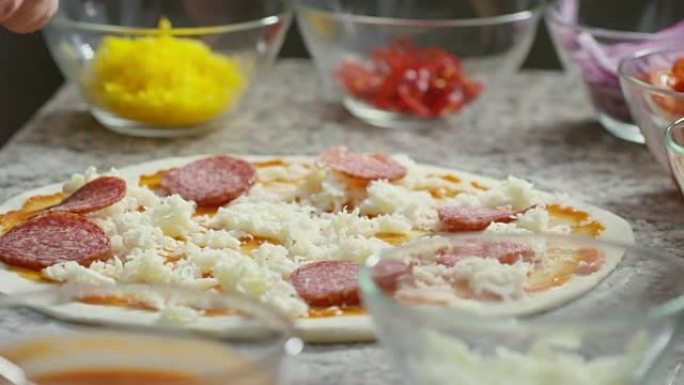 意大利腊肠切片浇头披萨