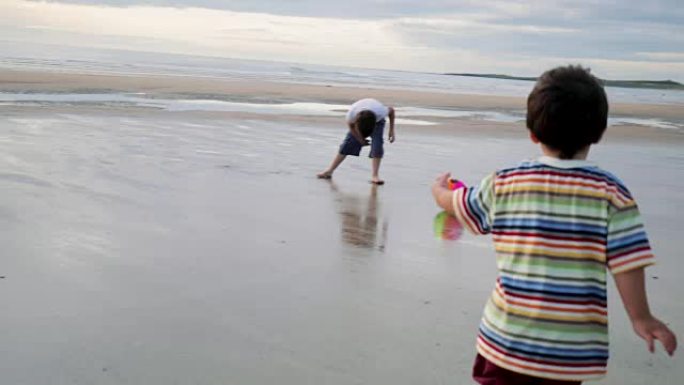孩子们在沙滩上玩耍