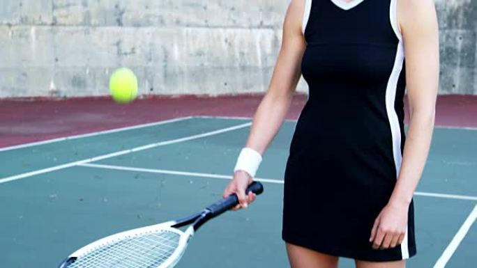 微笑的女网球运动员在球场上用球拍