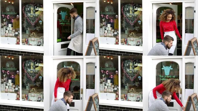 情侣在R3D拍摄的咖啡馆外布告板上写字