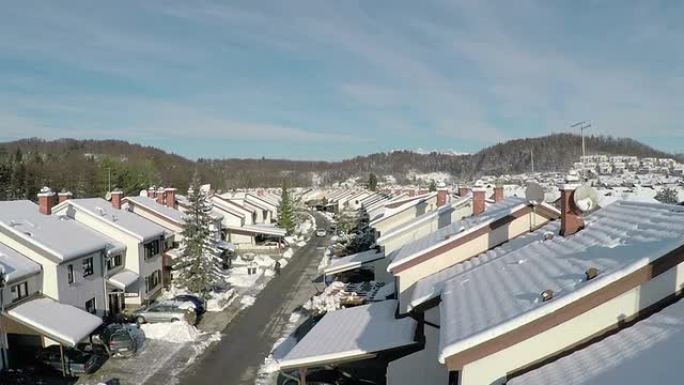 空中: 冬季的郊区城镇